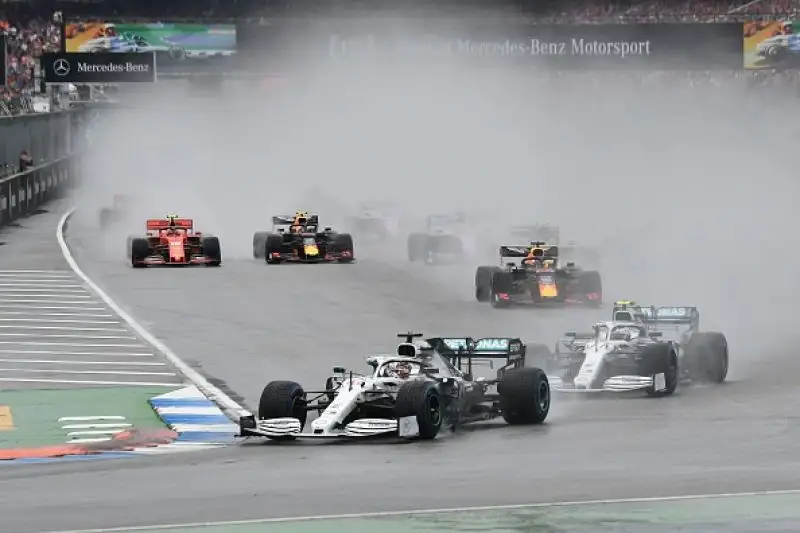 Sul podio alle spalle dell'olandese e del ferrarista anche la Toro Rosso di Kvyat, a muro Leclerc e Bottas. Male Hamilton che chiude undicesimo dopo diversi errori.