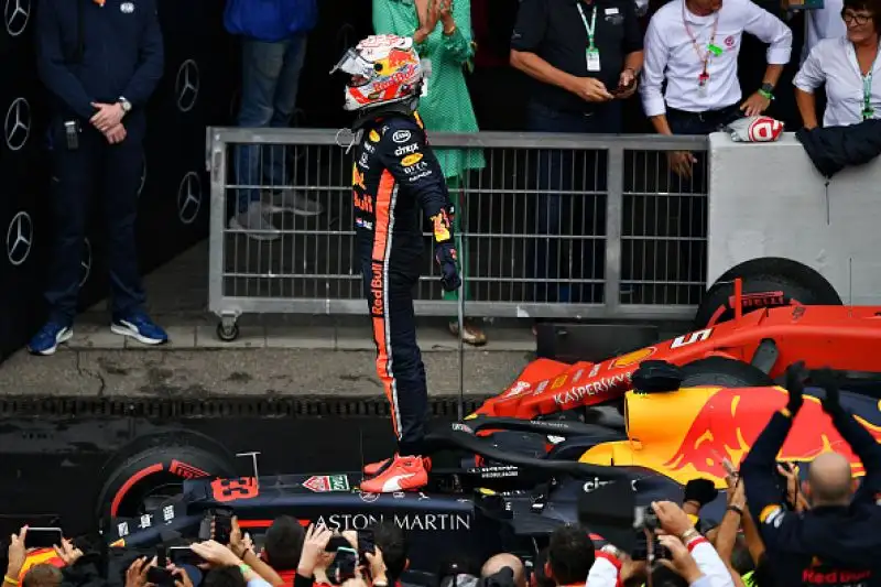 Sul podio alle spalle dell'olandese e del ferrarista anche la Toro Rosso di Kvyat, a muro Leclerc e Bottas. Male Hamilton che chiude undicesimo dopo diversi errori.