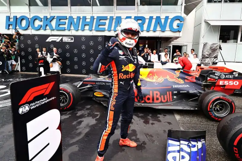 Sul podio alle spalle dell'olandese e del ferrarista anche la Toro Rosso di Kvyat, a muro Leclerc e Bottas. Male Hamilton che chiude undicesimo dopo diversi errori.