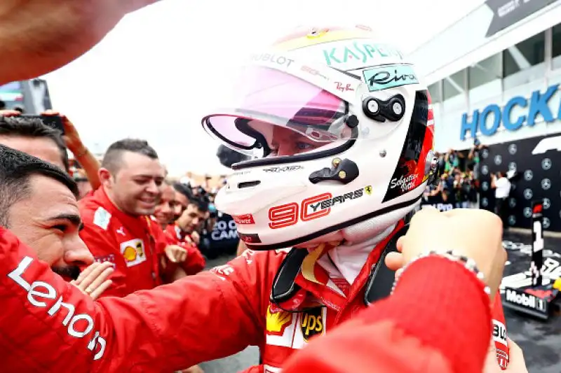 Sul podio alle spalle dell'olandese e del ferrarista anche la Toro Rosso di Kvyat, a muro Leclerc e Bottas. Male Hamilton che chiude undicesimo dopo diversi errori.