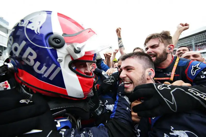 Sul podio alle spalle dell'olandese e del ferrarista anche la Toro Rosso di Kvyat, a muro Leclerc e Bottas. Male Hamilton che chiude undicesimo dopo diversi errori.