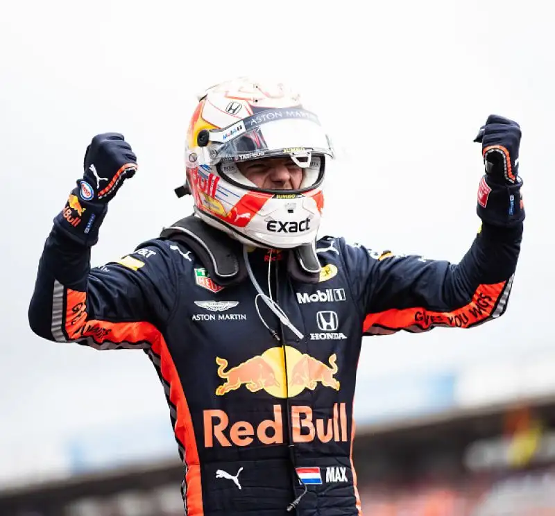 Sul podio alle spalle dell'olandese e del ferrarista anche la Toro Rosso di Kvyat, a muro Leclerc e Bottas. Male Hamilton che chiude undicesimo dopo diversi errori.