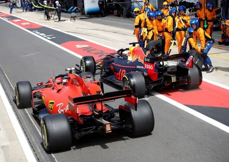 Lewis Hamilton padrone a casa sua. Il pilota della Mercedes ha trionfato nel Gran Premio di Gran Bretagna, centrando la settima vittoria stagionale e allungando ulteriormente in classifica generale. 