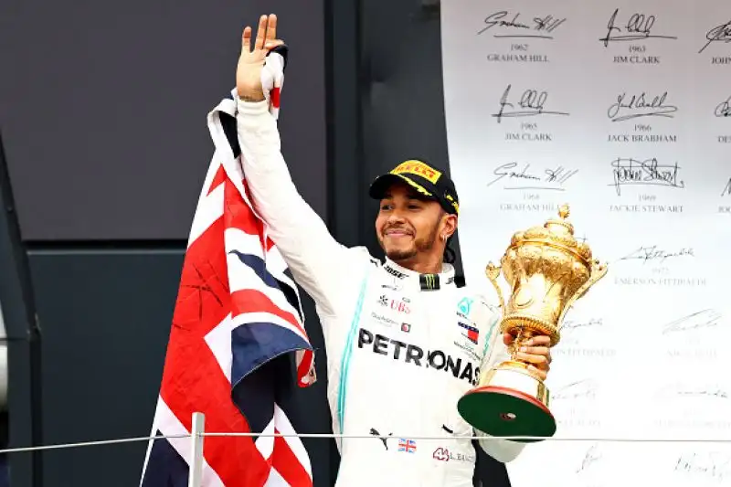 Lewis Hamilton padrone a casa sua. Il pilota della Mercedes ha trionfato nel Gran Premio di Gran Bretagna, centrando la settima vittoria stagionale e allungando ulteriormente in classifica generale. 
