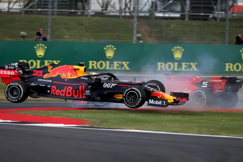 Lewis Hamilton padrone a casa sua. Il pilota della Mercedes ha trionfato nel Gran Premio di Gran Bretagna, centrando la settima vittoria stagionale e allungando ulteriormente in classifica generale. 