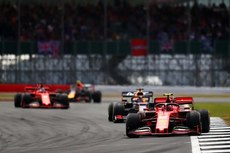 Lewis Hamilton padrone a casa sua. Il pilota della Mercedes ha trionfato nel Gran Premio di Gran Bretagna, centrando la settima vittoria stagionale e allungando ulteriormente in classifica generale. 
