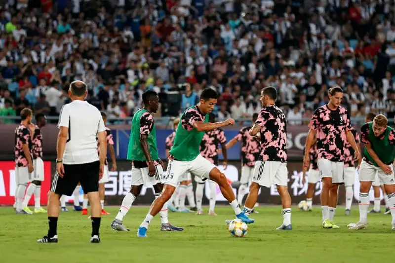 Inter in vantaggio nel primo tempo con un calcio d'angolo di Sensi deviato nella porpria porta da De Ligt. Nella ripresa il pari della Juventus con una punizione di Ronaldo deviata dalla barriera.