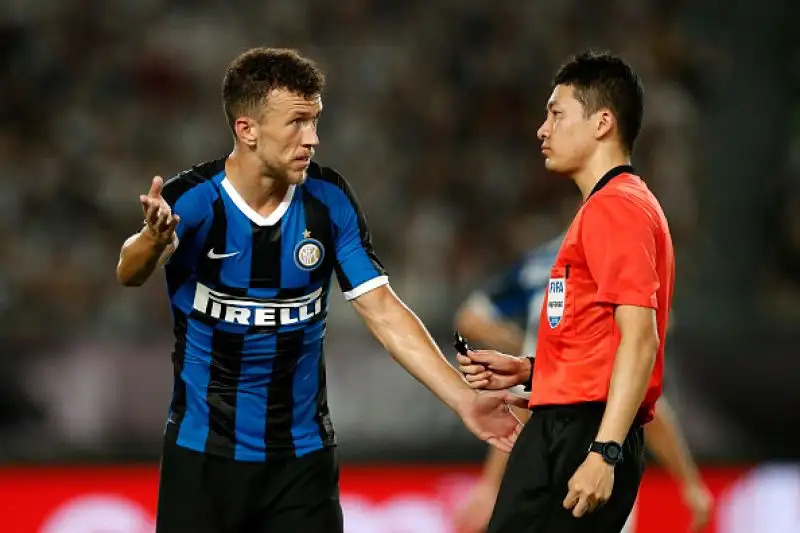 Inter in vantaggio nel primo tempo con un calcio d'angolo di Sensi deviato nella porpria porta da De Ligt. Nella ripresa il pari della Juventus con una punizione di Ronaldo deviata dalla barriera.