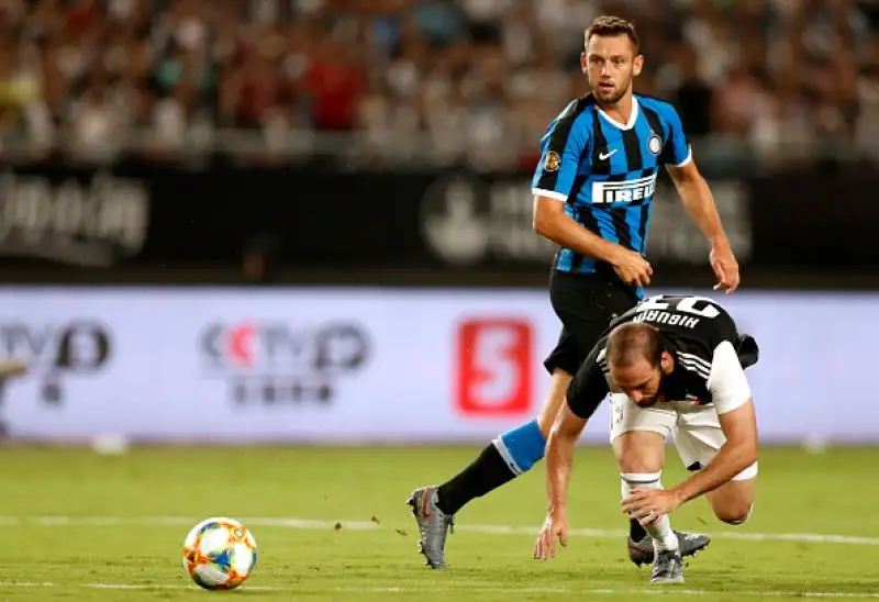 Inter in vantaggio nel primo tempo con un calcio d'angolo di Sensi deviato nella porpria porta da De Ligt. Nella ripresa il pari della Juventus con una punizione di Ronaldo deviata dalla barriera.