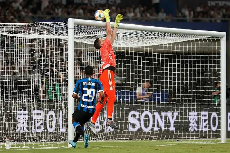 Inter in vantaggio nel primo tempo con un calcio d'angolo di Sensi deviato nella porpria porta da De Ligt. Nella ripresa il pari della Juventus con una punizione di Ronaldo deviata dalla barriera.