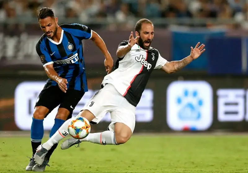 Inter in vantaggio nel primo tempo con un calcio d'angolo di Sensi deviato nella porpria porta da De Ligt. Nella ripresa il pari della Juventus con una punizione di Ronaldo deviata dalla barriera.