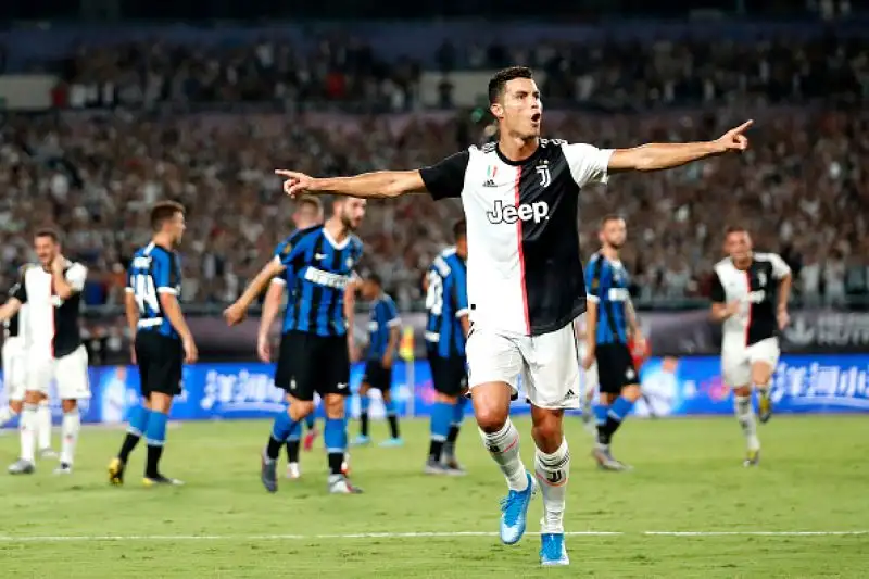 Inter in vantaggio nel primo tempo con un calcio d'angolo di Sensi deviato nella porpria porta da De Ligt. Nella ripresa il pari della Juventus con una punizione di Ronaldo deviata dalla barriera.