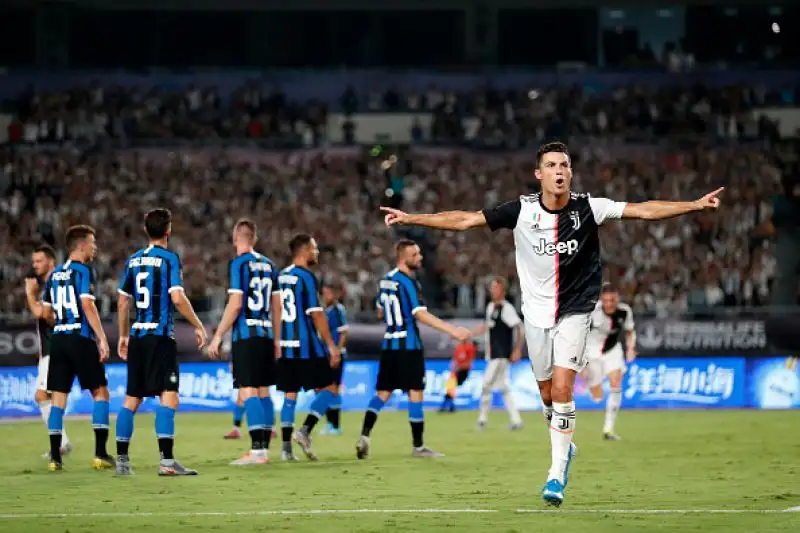 Inter in vantaggio nel primo tempo con un calcio d'angolo di Sensi deviato nella porpria porta da De Ligt. Nella ripresa il pari della Juventus con una punizione di Ronaldo deviata dalla barriera.