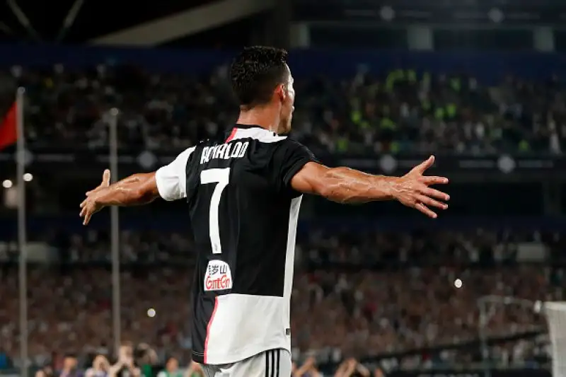 Inter in vantaggio nel primo tempo con un calcio d'angolo di Sensi deviato nella porpria porta da De Ligt. Nella ripresa il pari della Juventus con una punizione di Ronaldo deviata dalla barriera.