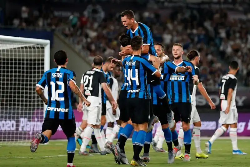Inter in vantaggio nel primo tempo con un calcio d'angolo di Sensi deviato nella porpria porta da De Ligt. Nella ripresa il pari della Juventus con una punizione di Ronaldo deviata dalla barriera.