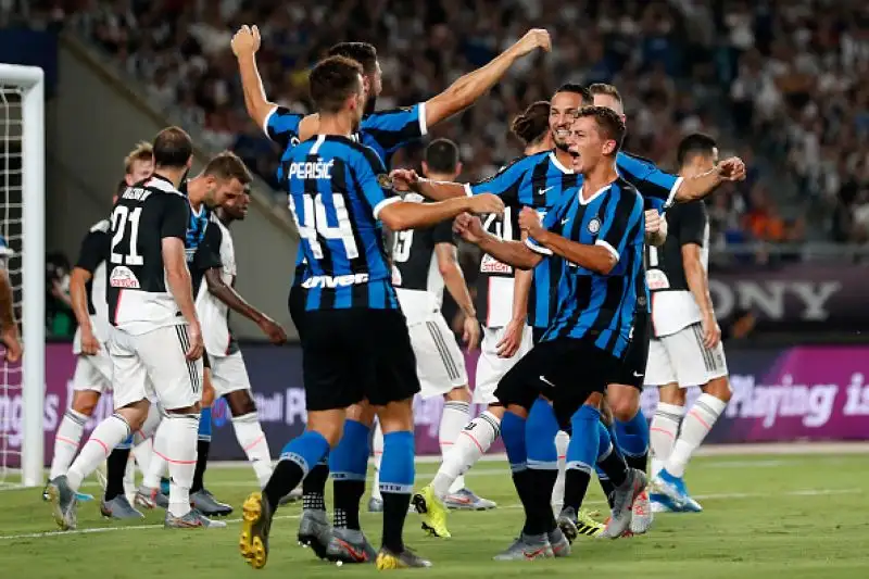 Inter in vantaggio nel primo tempo con un calcio d'angolo di Sensi deviato nella porpria porta da De Ligt. Nella ripresa il pari della Juventus con una punizione di Ronaldo deviata dalla barriera.