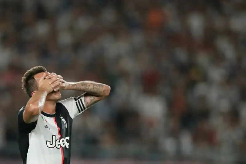 Inter in vantaggio nel primo tempo con un calcio d'angolo di Sensi deviato nella porpria porta da De Ligt. Nella ripresa il pari della Juventus con una punizione di Ronaldo deviata dalla barriera.