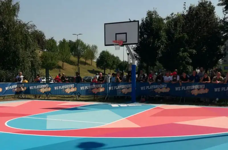 Oltre a Gallinari, alla presentazione del nuovo playground erano presenti il co-ideatore Michele Ponti, Daria Braga di Laureus Italia e Roberta Guaineri, assessore allo sport del Comune di Milano