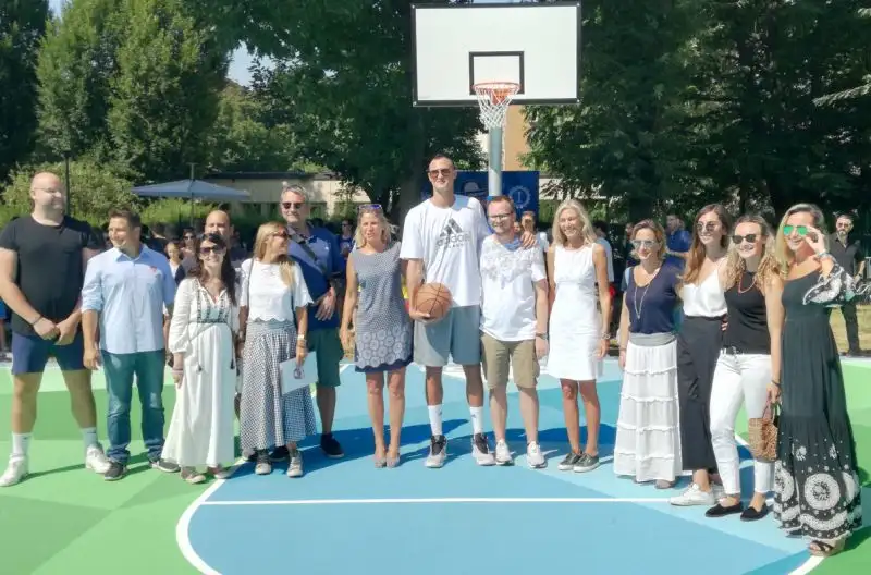Oltre a Gallinari, alla presentazione del nuovo playground erano presenti il co-ideatore Michele Ponti, Daria Braga di Laureus Italia e Roberta Guaineri, assessore allo sport del Comune di Milano