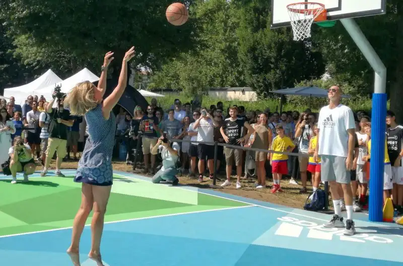 Oltre a Gallinari, alla presentazione del nuovo playground erano presenti il co-ideatore Michele Ponti, Daria Braga di Laureus Italia e Roberta Guaineri, assessore allo sport del Comune di Milano