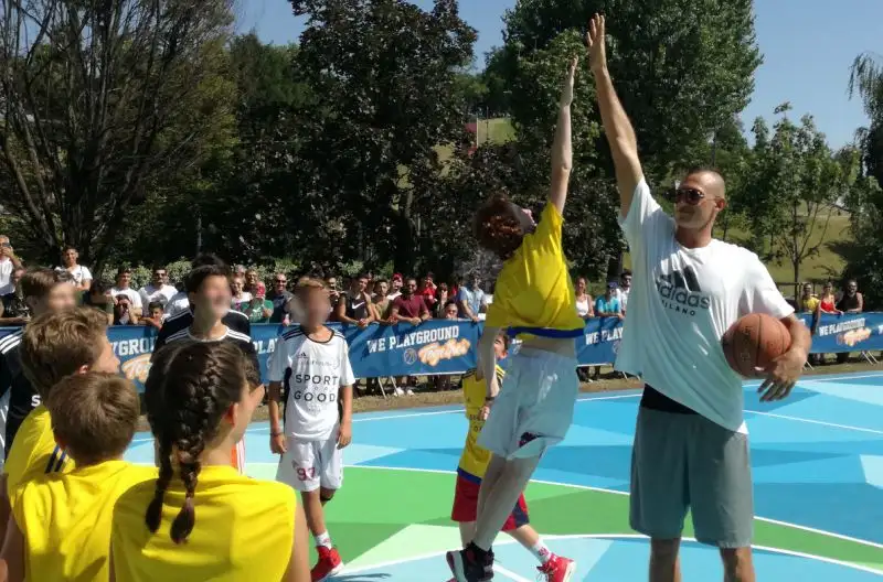 Oltre a Gallinari, alla presentazione del nuovo playground erano presenti il co-ideatore Michele Ponti, Daria Braga di Laureus Italia e Roberta Guaineri, assessore allo sport del Comune di Milano