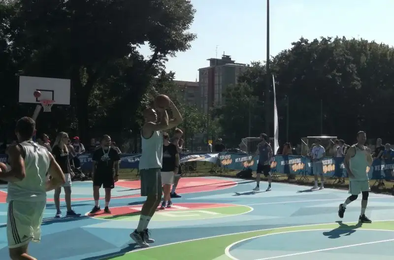 Oltre a Gallinari, alla presentazione del nuovo playground erano presenti il co-ideatore Michele Ponti, Daria Braga di Laureus Italia e Roberta Guaineri, assessore allo sport del Comune di Milano