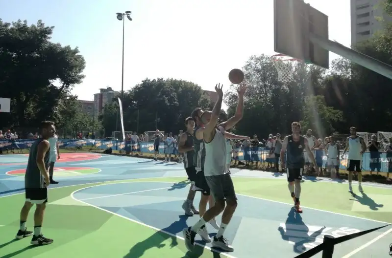 Oltre a Gallinari, alla presentazione del nuovo playground erano presenti il co-ideatore Michele Ponti, Daria Braga di Laureus Italia e Roberta Guaineri, assessore allo sport del Comune di Milano