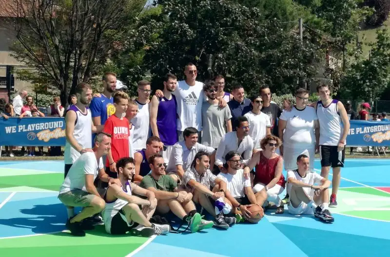 Oltre a Gallinari, alla presentazione del nuovo playground erano presenti il co-ideatore Michele Ponti, Daria Braga di Laureus Italia e Roberta Guaineri, assessore allo sport del Comune di Milano