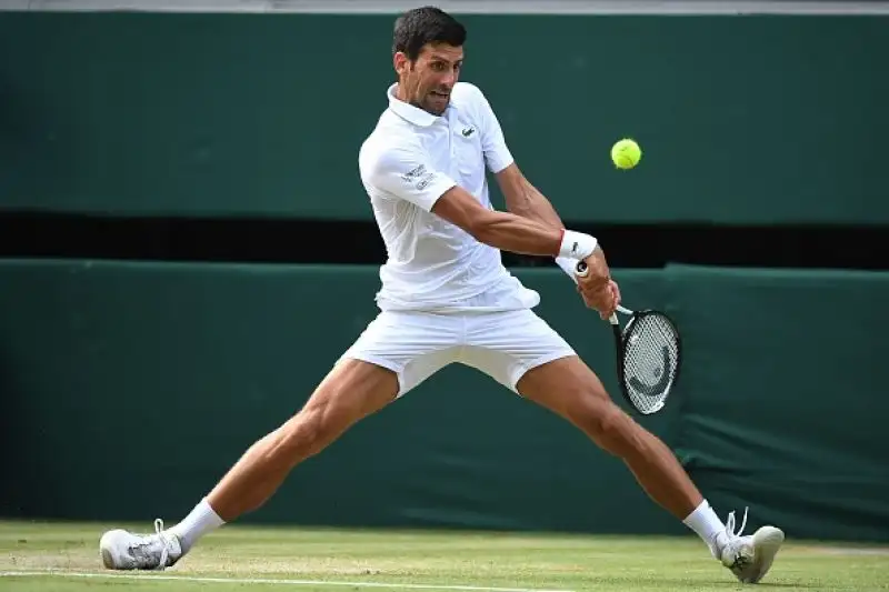 In una delle finali più belle di sempre, Novak Djokovic ha battuto Roger Federer conquistando il torneo di Wimbledon per la quinta volta nella sua carriera.