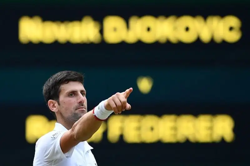 In una delle finali più belle di sempre, Novak Djokovic ha battuto Roger Federer conquistando il torneo di Wimbledon per la quinta volta nella sua carriera.