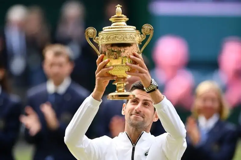 In una delle finali più belle di sempre, Novak Djokovic ha battuto Roger Federer conquistando il torneo di Wimbledon per la quinta volta nella sua carriera.