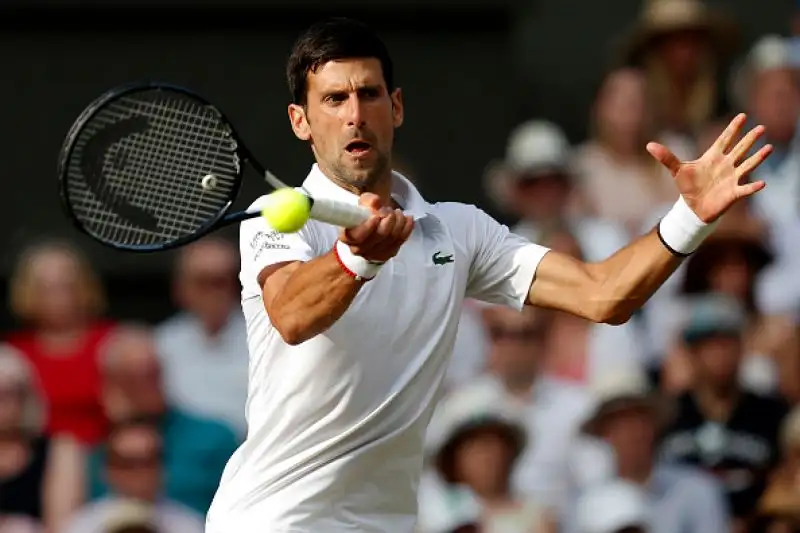 In una delle finali più belle di sempre, Novak Djokovic ha battuto Roger Federer conquistando il torneo di Wimbledon per la quinta volta nella sua carriera.