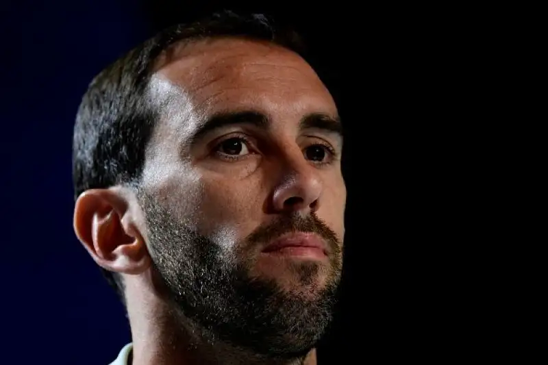 Considerato uno dei migliori difensori della propria generazione ha guidato da capitano a numerose vittorie l'Atletico Madird e la sua nazionale.
