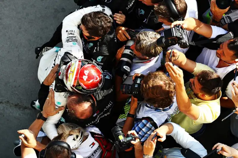 Sul podio anche Vettel che ha chiuso terzo davanti a Leclerc, settima l'Alfa Romeo di Raikkonen.