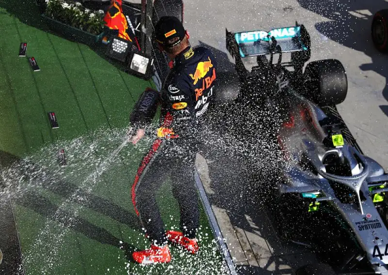 Sul podio anche Vettel che ha chiuso terzo davanti a Leclerc, settima l'Alfa Romeo di Raikkonen.
