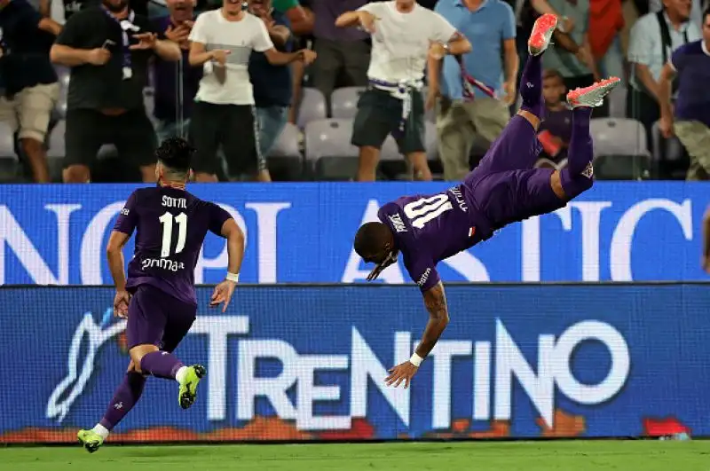 Il Napoli risponde alla Juventus e va a vincere una partita incredibile a Firenze: termina 4-3 per gli uomini di Carlo Ancelotti, con il pubblico viola che ha anche motivo di lamentarsi.