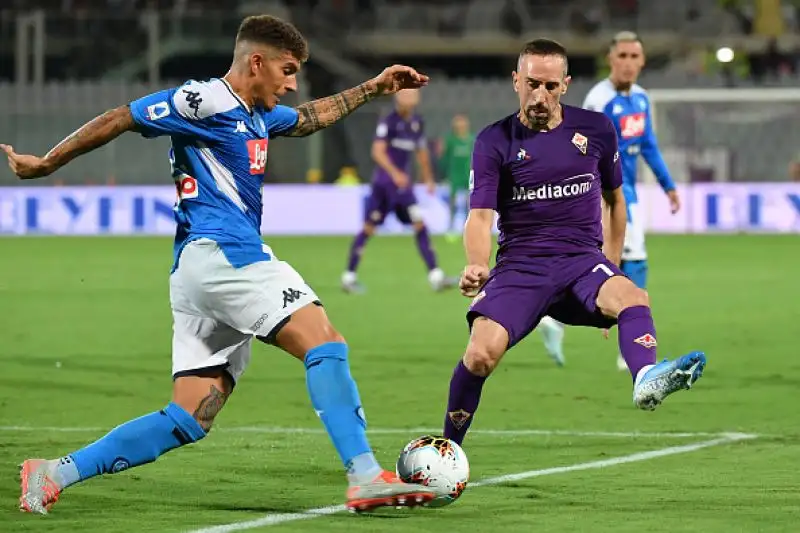 Il Napoli risponde alla Juventus e va a vincere una partita incredibile a Firenze: termina 4-3 per gli uomini di Carlo Ancelotti, con il pubblico viola che ha anche motivo di lamentarsi.