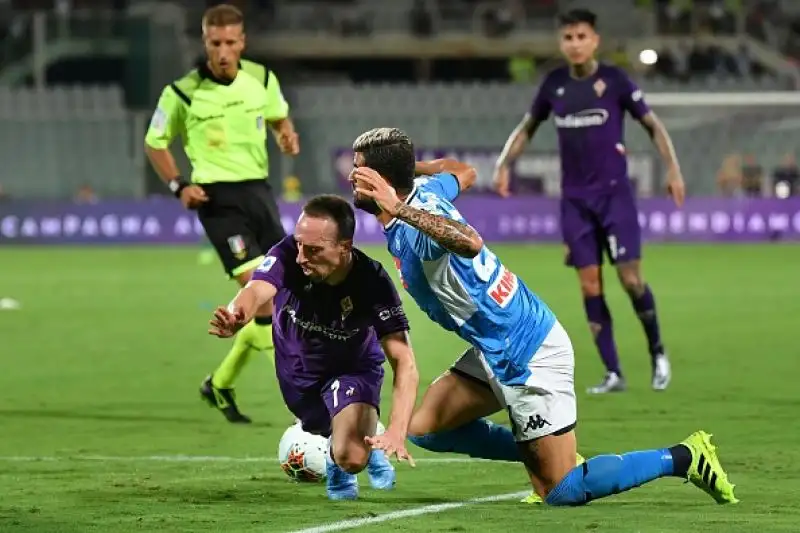 Il Napoli risponde alla Juventus e va a vincere una partita incredibile a Firenze: termina 4-3 per gli uomini di Carlo Ancelotti, con il pubblico viola che ha anche motivo di lamentarsi.