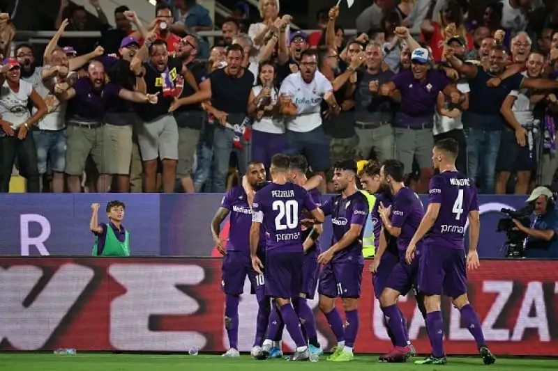 Il Napoli risponde alla Juventus e va a vincere una partita incredibile a Firenze: termina 4-3 per gli uomini di Carlo Ancelotti, con il pubblico viola che ha anche motivo di lamentarsi.