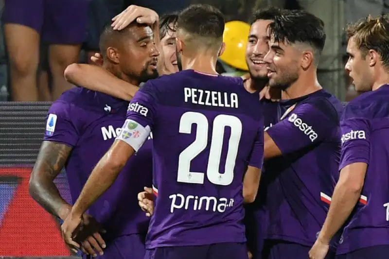 Il Napoli risponde alla Juventus e va a vincere una partita incredibile a Firenze: termina 4-3 per gli uomini di Carlo Ancelotti, con il pubblico viola che ha anche motivo di lamentarsi.