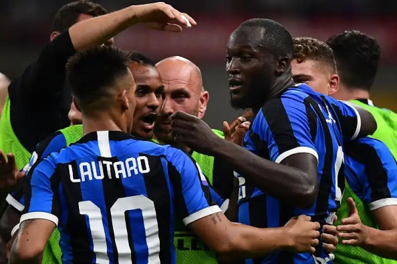 In un San Siro gremito finisce 4-0: gol spettacolari, standing ovation per Sensi, in rete anche Lukaku.