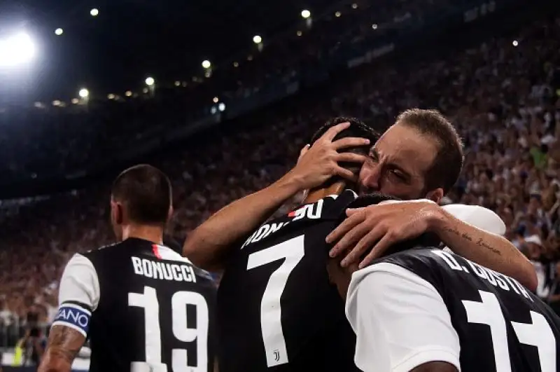 Triplo vantaggio bianconero con Danilo, Higuain e Ronaldo. Rimonta azzurra con Manolas, Lozano e Di Lorenzo e decisivo autogol finale di Koulibaly.