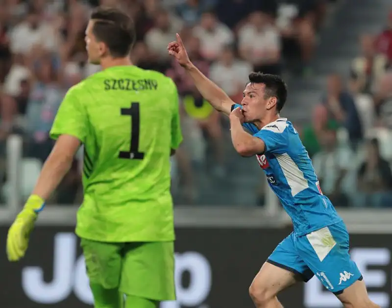 Triplo vantaggio bianconero con Danilo, Higuain e Ronaldo. Rimonta azzurra con Manolas, Lozano e Di Lorenzo e decisivo autogol finale di Koulibaly.