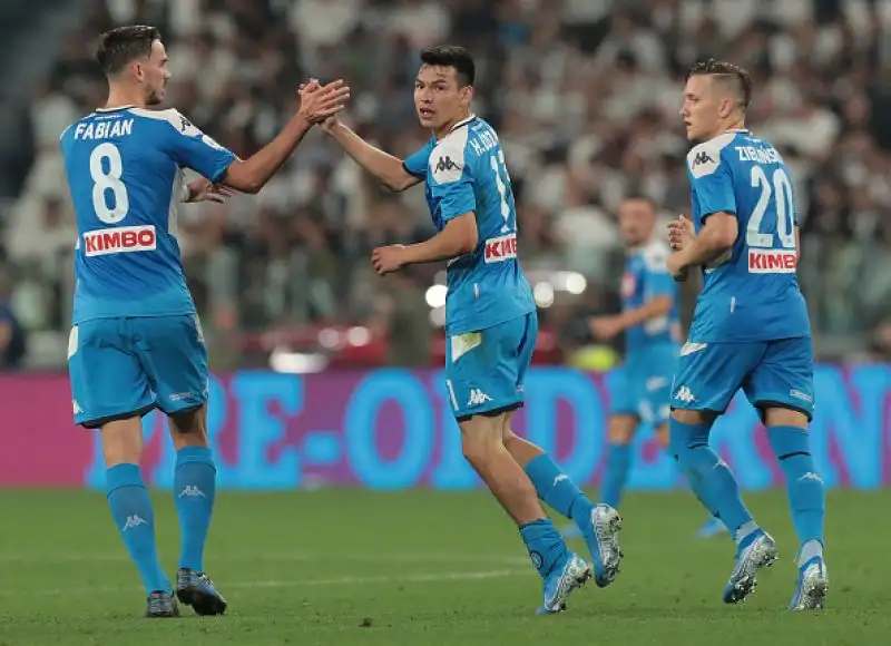 Triplo vantaggio bianconero con Danilo, Higuain e Ronaldo. Rimonta azzurra con Manolas, Lozano e Di Lorenzo e decisivo autogol finale di Koulibaly.