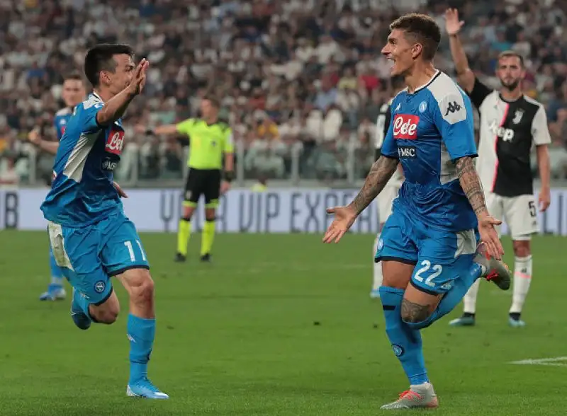 Triplo vantaggio bianconero con Danilo, Higuain e Ronaldo. Rimonta azzurra con Manolas, Lozano e Di Lorenzo e decisivo autogol finale di Koulibaly.