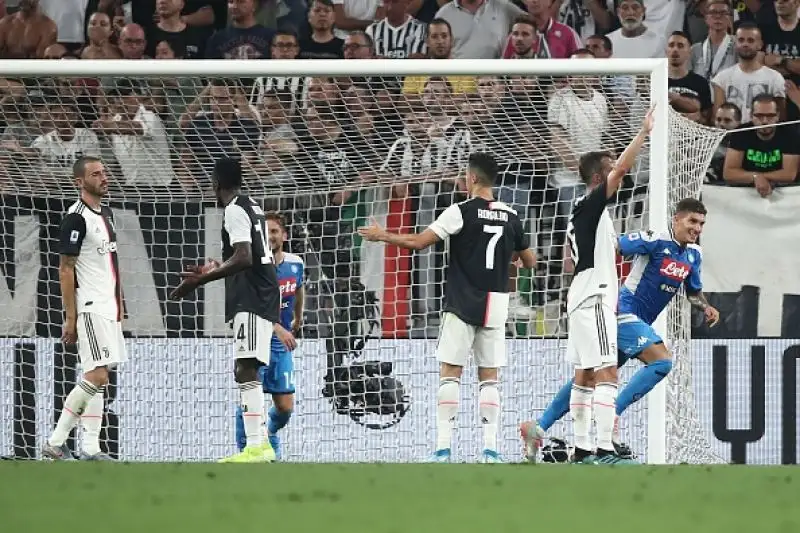 Triplo vantaggio bianconero con Danilo, Higuain e Ronaldo. Rimonta azzurra con Manolas, Lozano e Di Lorenzo e decisivo autogol finale di Koulibaly.