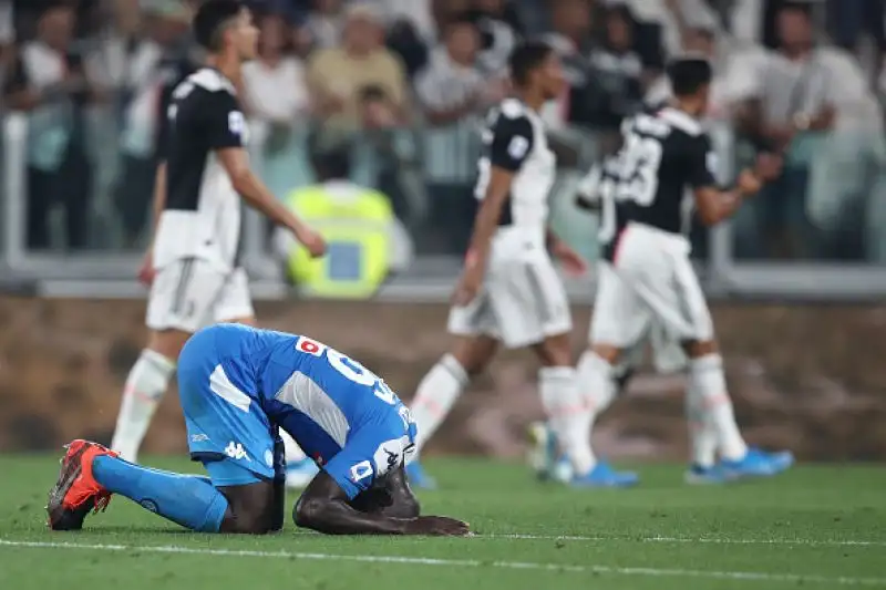 Triplo vantaggio bianconero con Danilo, Higuain e Ronaldo. Rimonta azzurra con Manolas, Lozano e Di Lorenzo e decisivo autogol finale di Koulibaly.