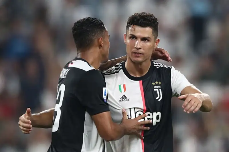 Triplo vantaggio bianconero con Danilo, Higuain e Ronaldo. Rimonta azzurra con Manolas, Lozano e Di Lorenzo e decisivo autogol finale di Koulibaly.