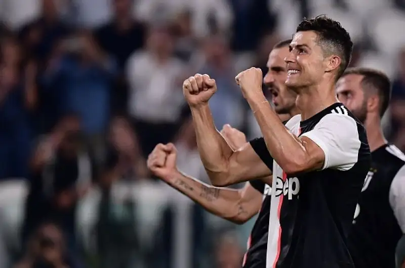 Triplo vantaggio bianconero con Danilo, Higuain e Ronaldo. Rimonta azzurra con Manolas, Lozano e Di Lorenzo e decisivo autogol finale di Koulibaly.