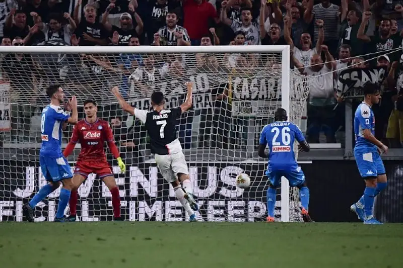 Triplo vantaggio bianconero con Danilo, Higuain e Ronaldo. Rimonta azzurra con Manolas, Lozano e Di Lorenzo e decisivo autogol finale di Koulibaly.